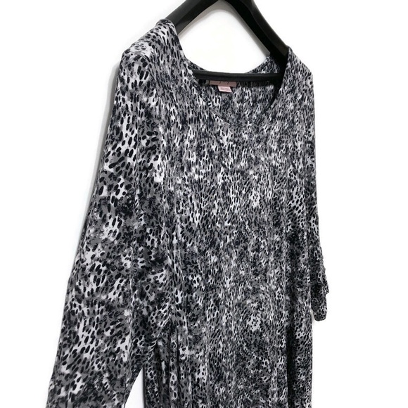 In Every Story | Black & Gray Print Top with Pleats | 1X - Picture 3 of 16